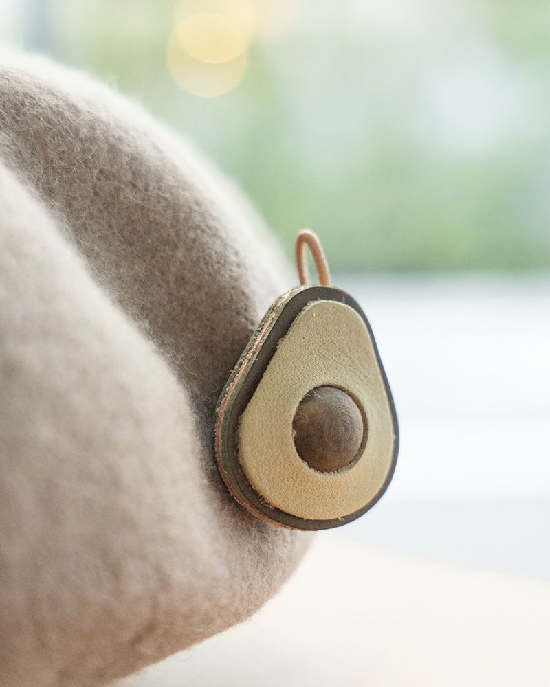 「森の果実 ブローチ」アボカド