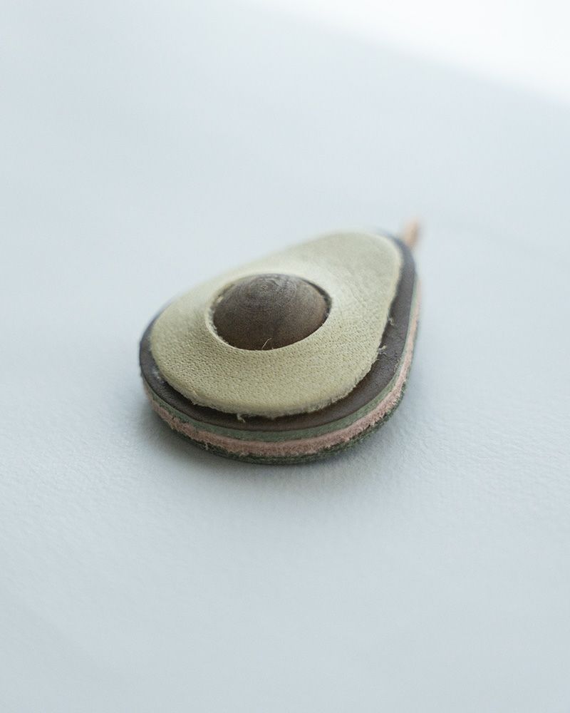 「森の果実 ブローチ」アボカド