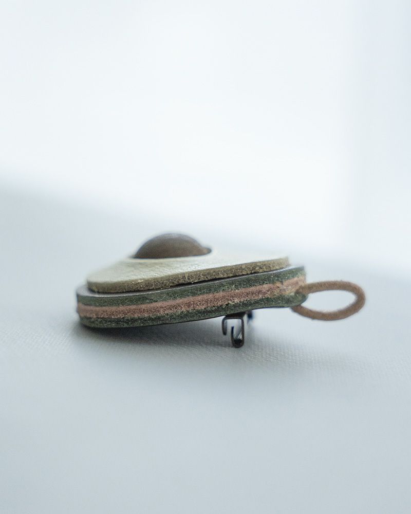 ぷっくりした種も再現しています。「森の果実 ブローチ」アボカド