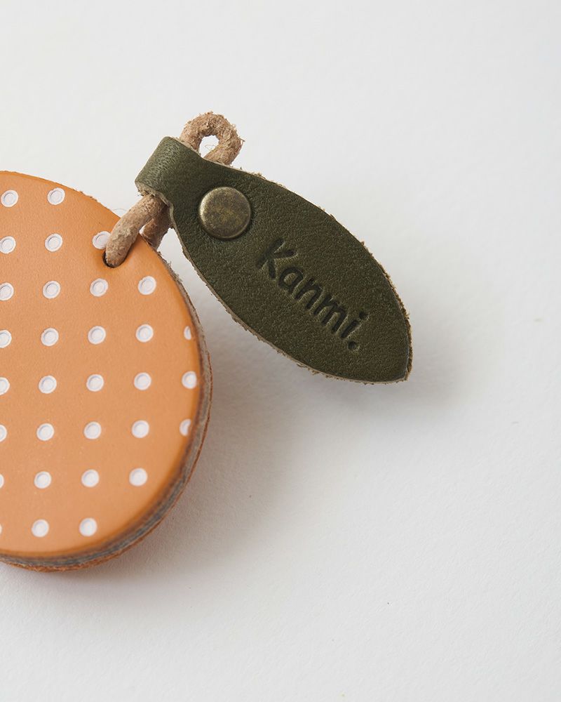 「森の果実 ブローチ」みかん　ヘタ部分にロゴのアクセント