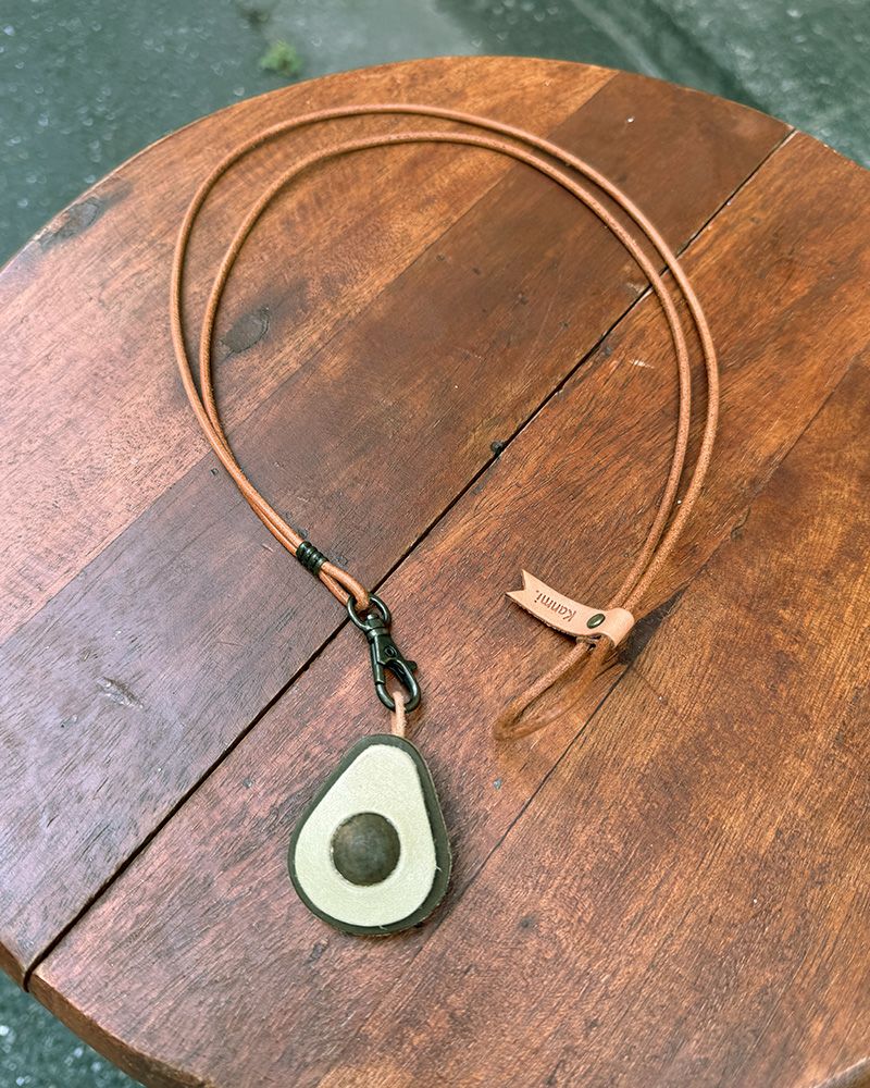 別売りのネックストラップと組みあわせてネックレスに変身！