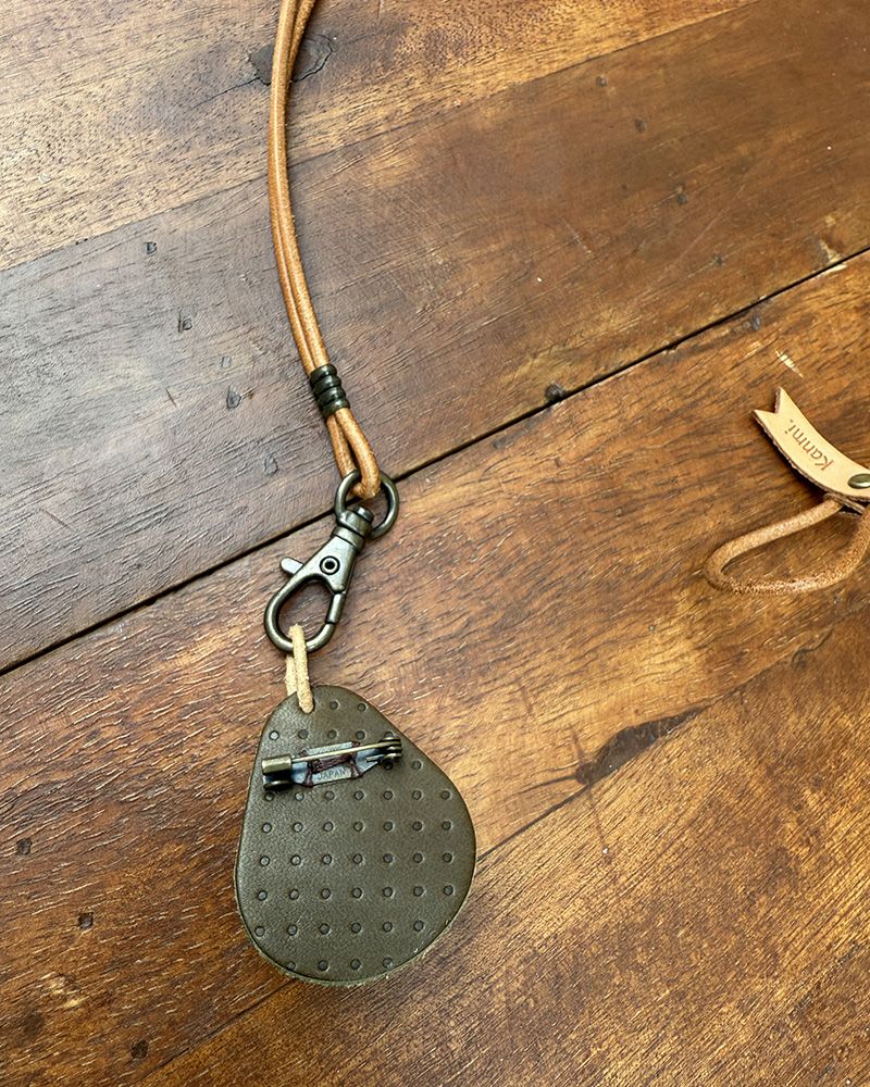 ブローチの上部に小さなループがついているので、紐を通すことができます