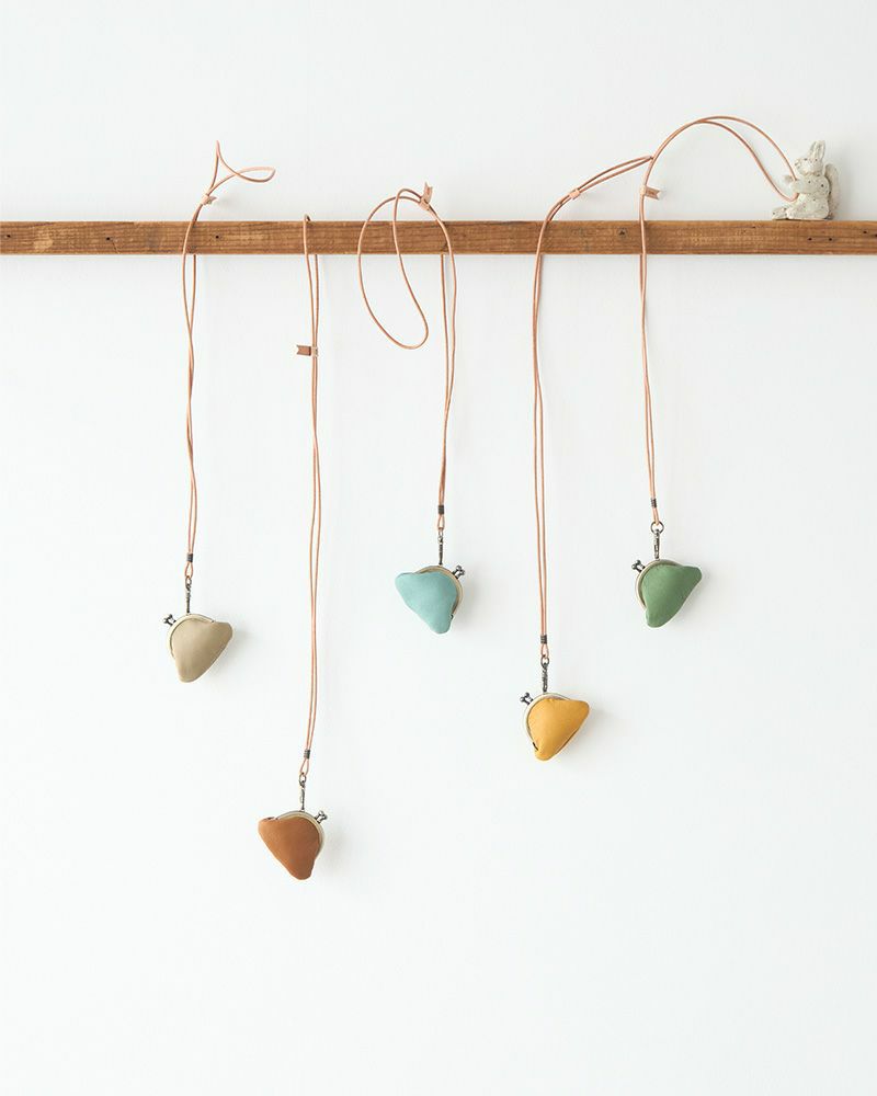 がま口の色：左から　マウスグレー・ミルクチョコ・サックス・キャラメル・リーフグリーン