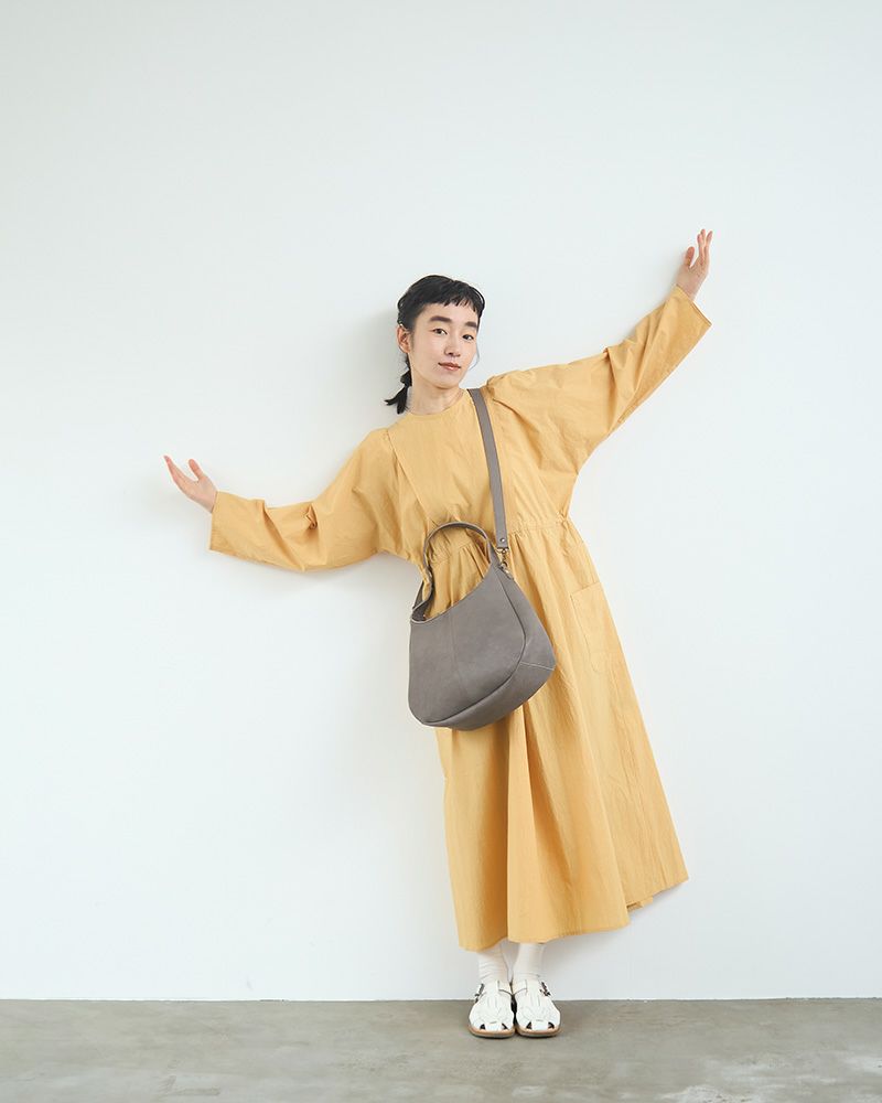 フリーショルダーの色：ピュアグレー