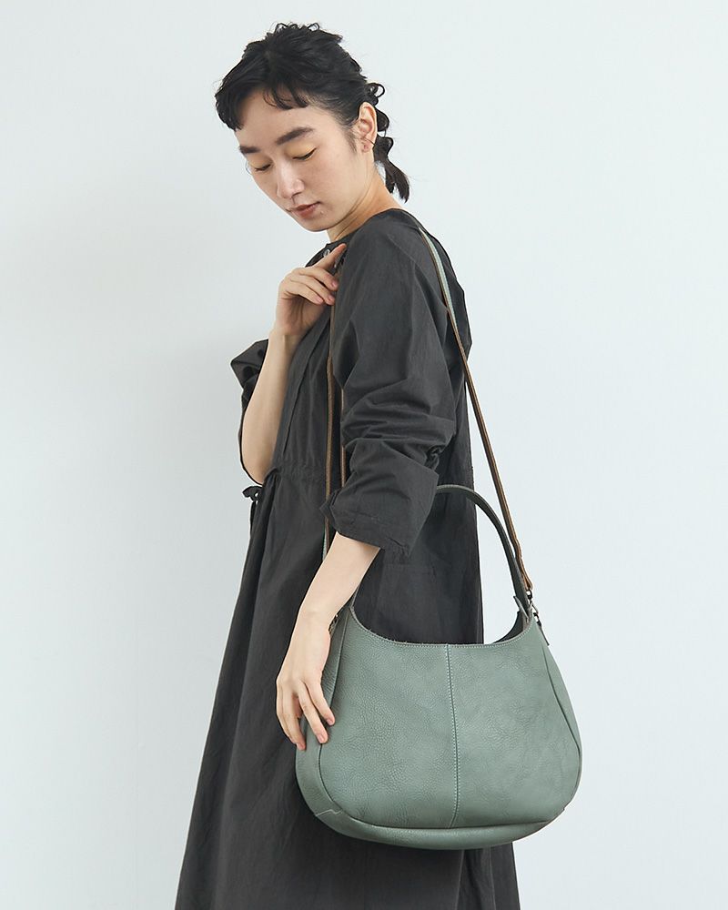 フリーショルダーの色：キャットブルー