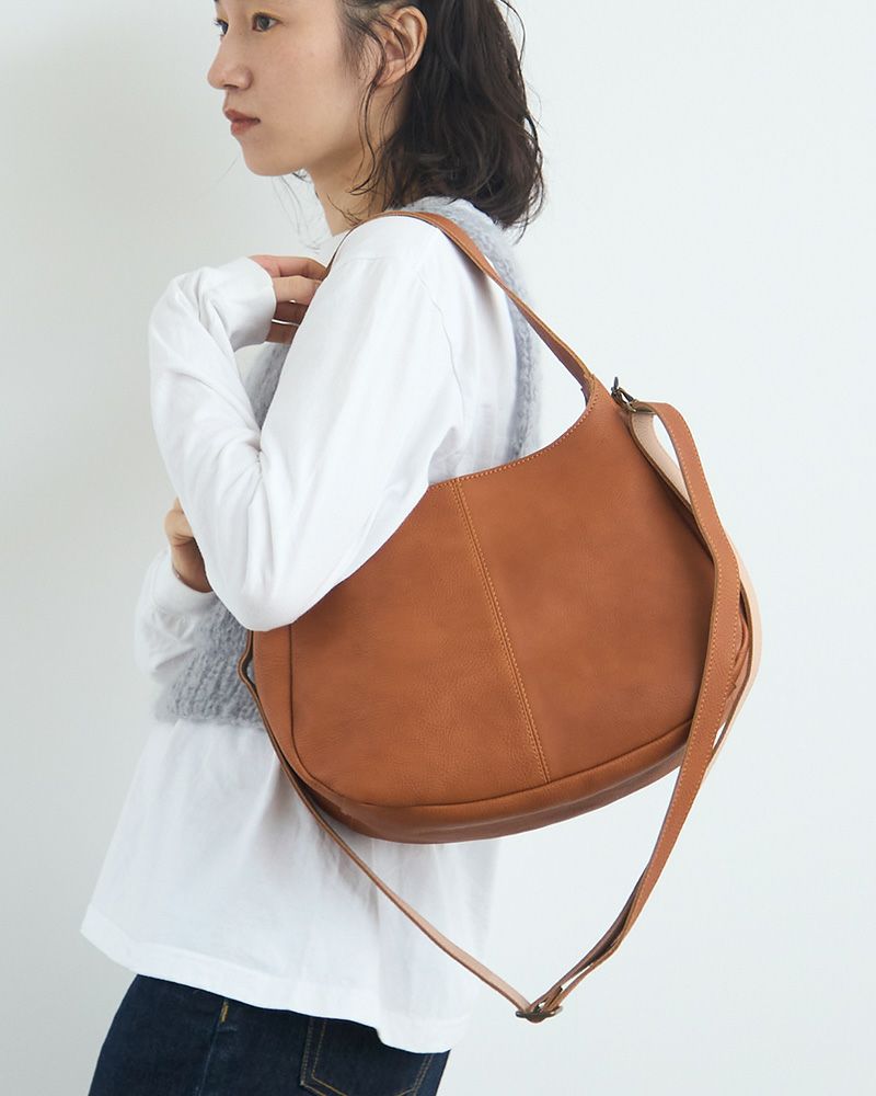 フリーショルダーの色：キャメル