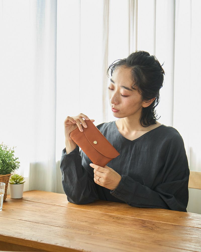 スリムな長財布ですっきり持ち歩ける（カラー：キャメル）