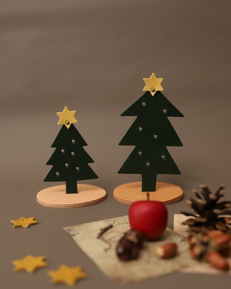 レザースタンド クリスマスツリー：(左)Mサイズ、（右）Lサイズ