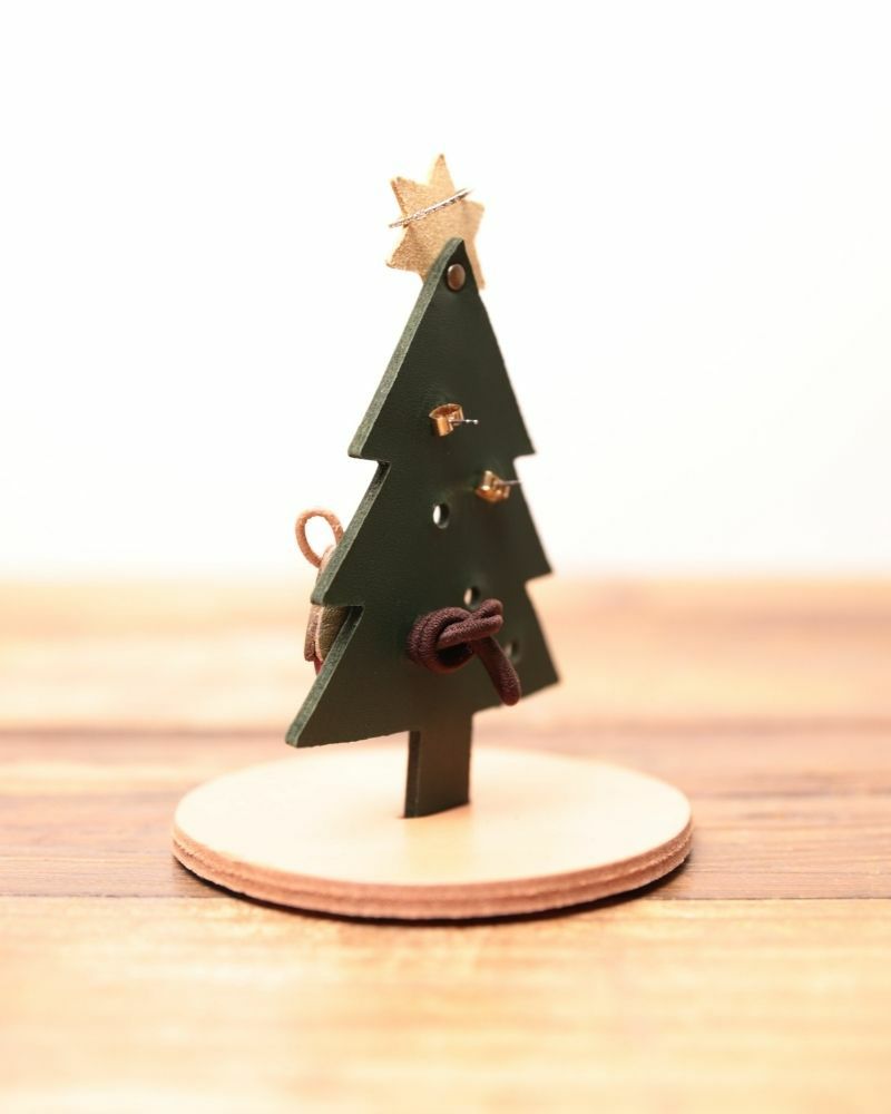 ピアスやヘアゴムをツリーの穴に通して飾ることができます