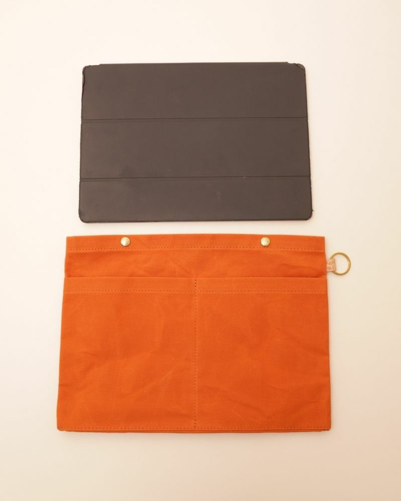 13インチのiPad proが入ります（帆布ポケットポーチ(L) :　オレンジ）