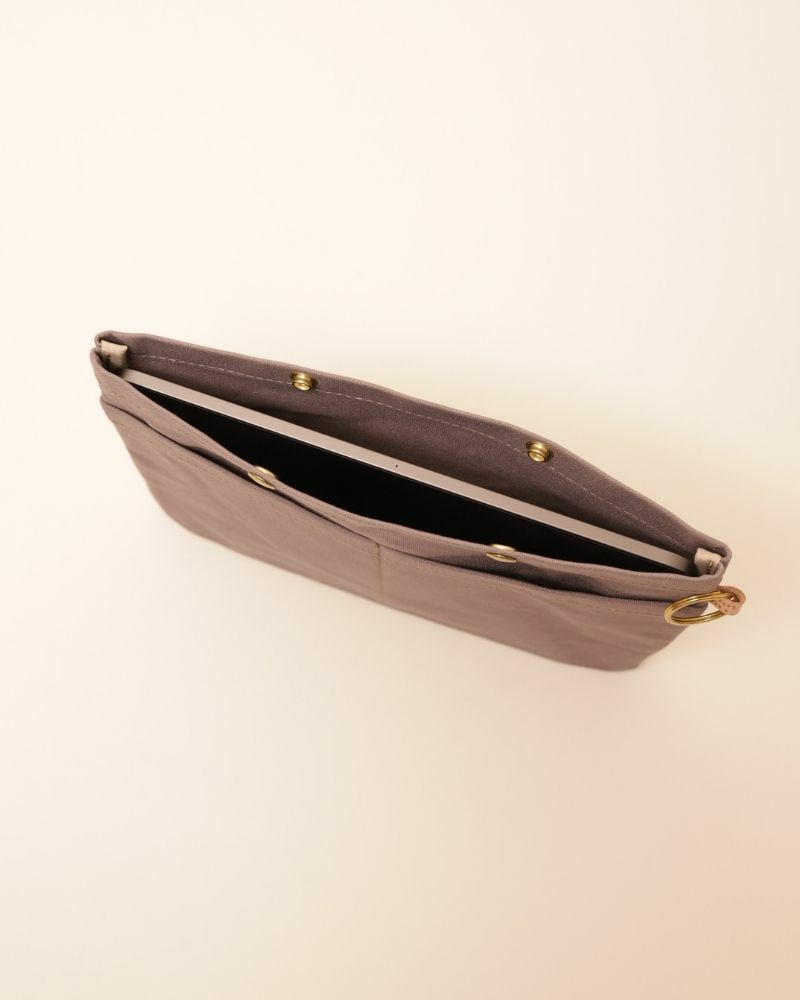 10.9インチのiPadが入ります（帆布ポケットポーチ(M) :　マウスグレー）