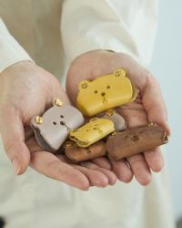 可愛い三兄弟の「クマ コードホルダー(M)」 | Kanmi（カンミ