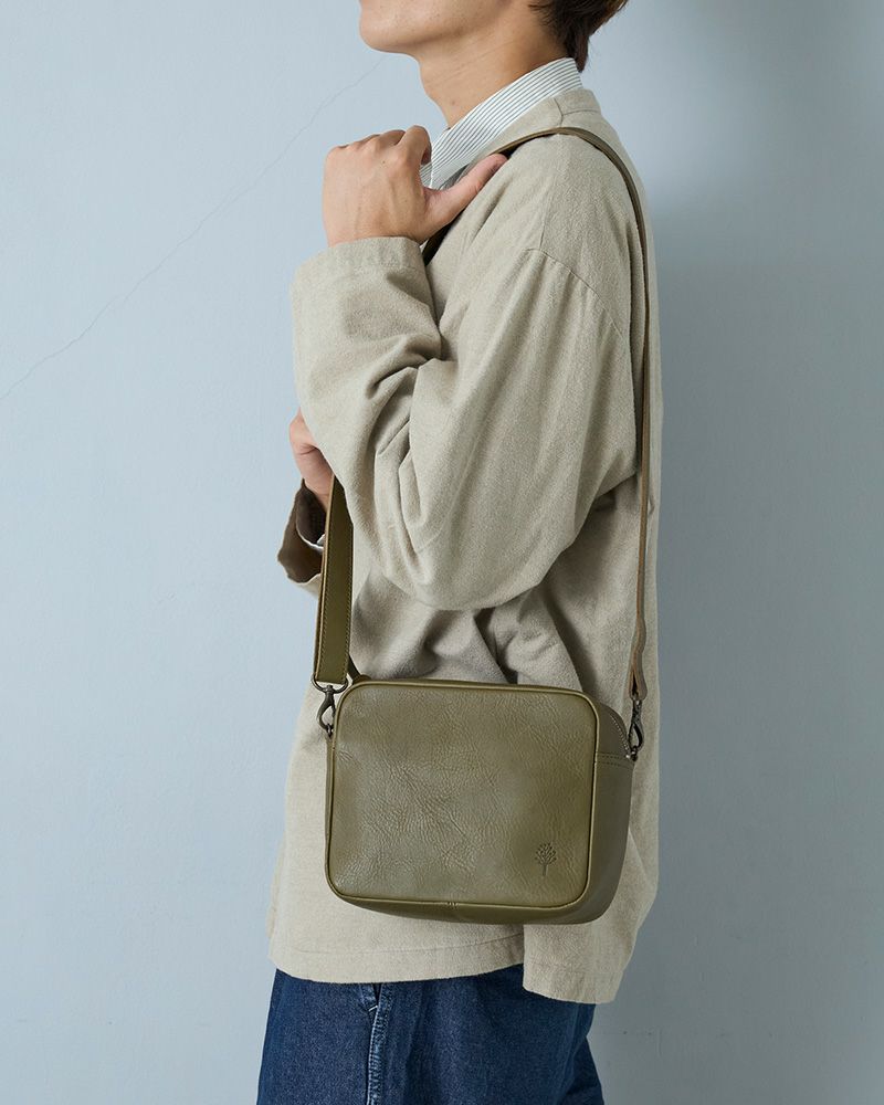 シンプルだけれど、こだわりが詰まった本革ショルダー