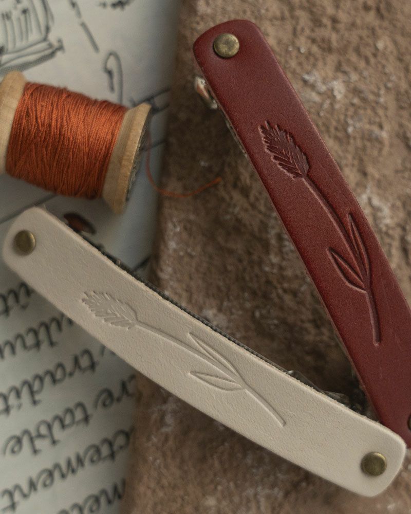 上：ねこじゃらし　チェリーレッド / 下：ねこじゃらし バニラ