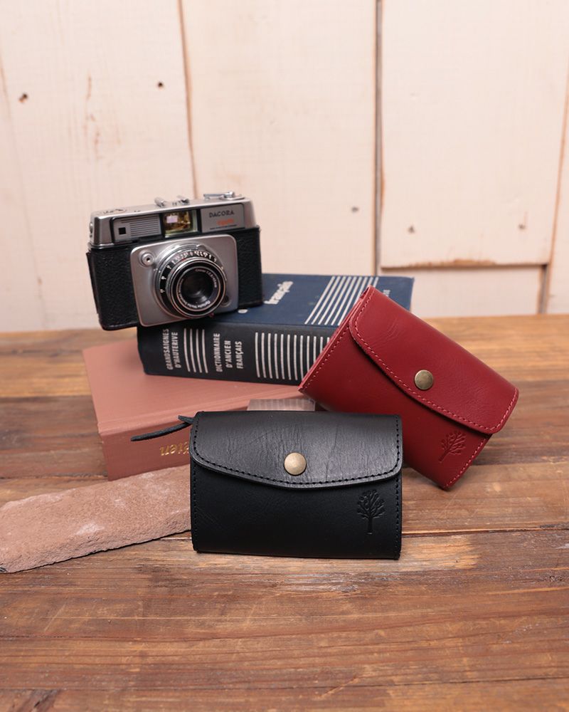 ミニウォレットの色：左ブラック/右：チェリーレッド