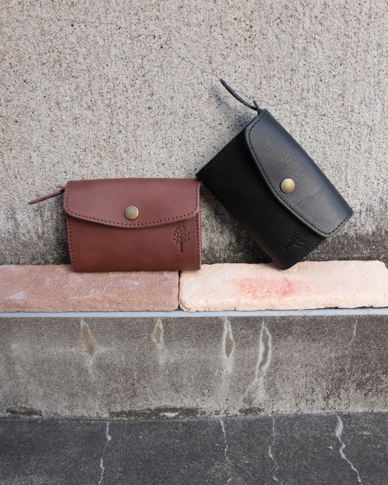 ミニウォレットの色：左ダークブラウン/右：ブラック