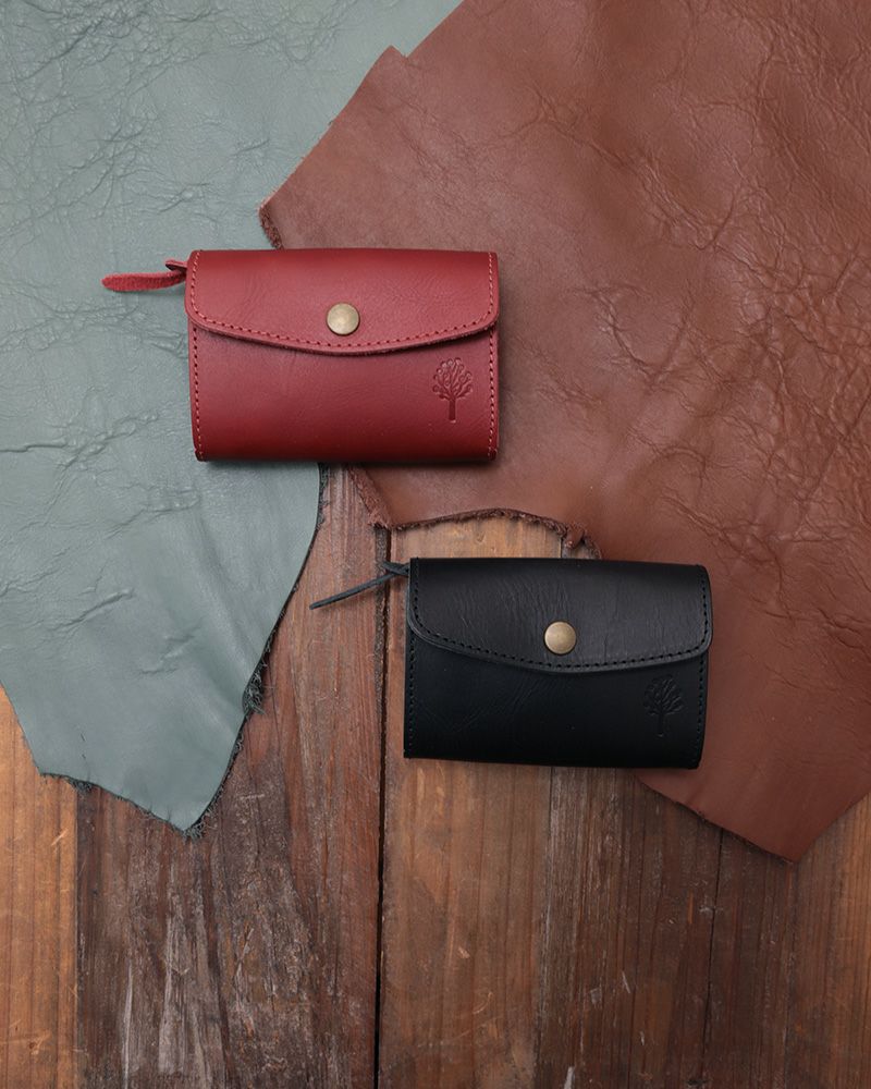 ミニウォレットの色：左チェリーレッド/右：ブラック