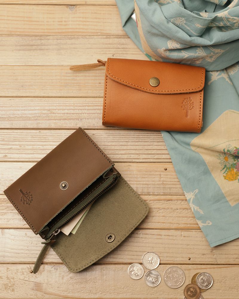 ミニウォレットの色：左オリーブグリーン/右：キャラメル
