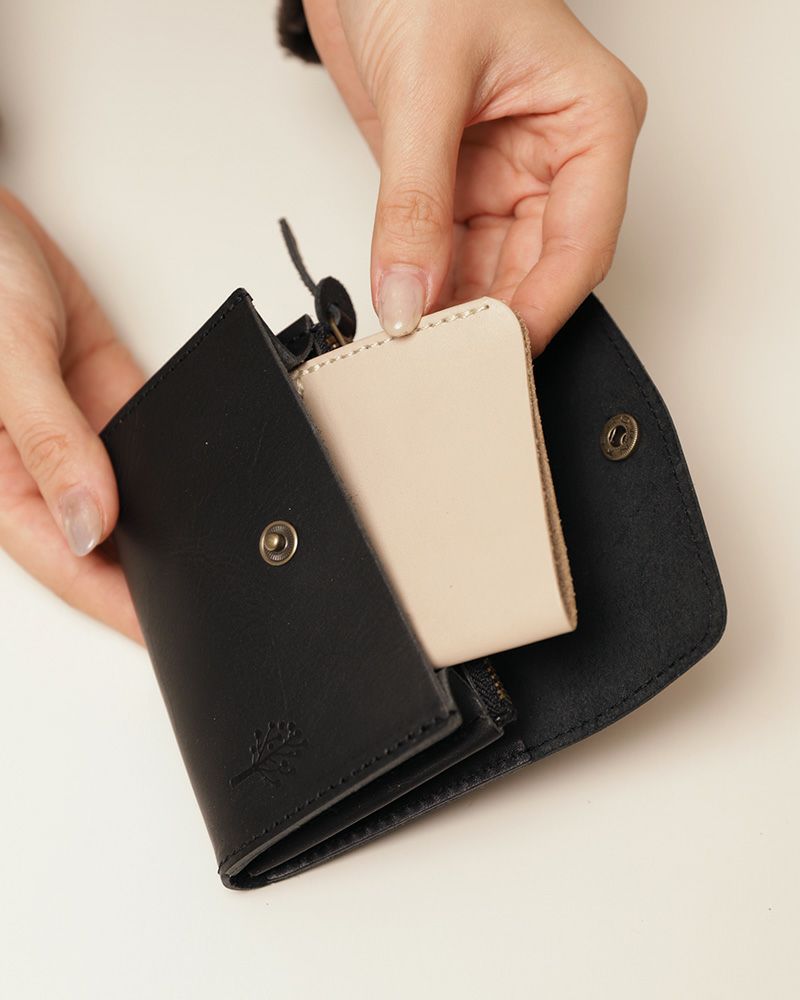 ミニウォレットの色：ブラック