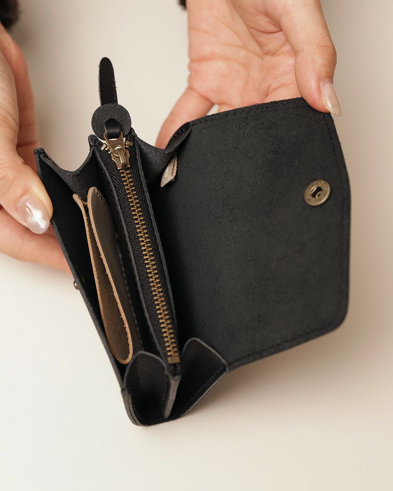 ミニウォレットの色：ブラック