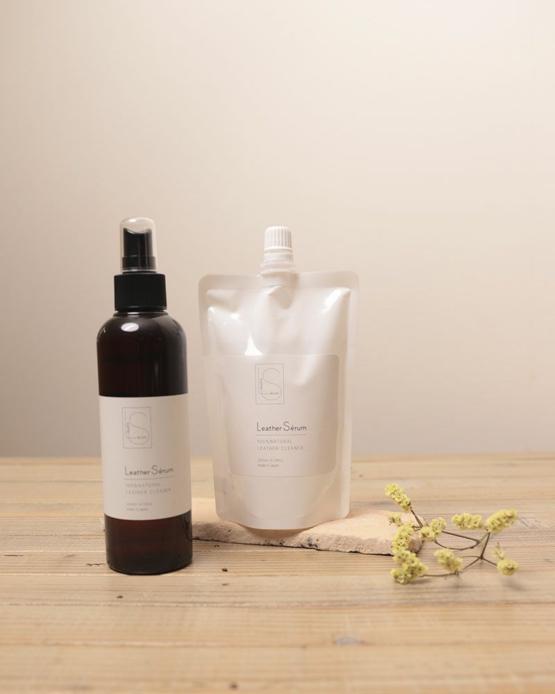 左：レザーセラム　右：リフィル（100％NATURAL　LEATHER CLEANER）