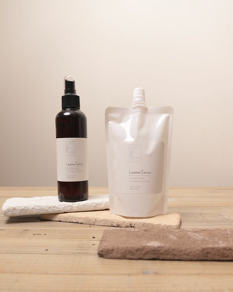 左：レザーセラム　右：リフィル（100％NATURAL　LEATHER CLEANER）