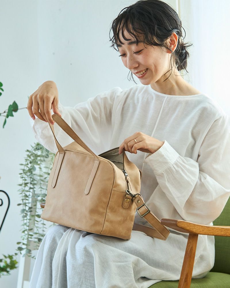 キャメルやグレージュで柔らかく、牛革の味わいが際立つバッグ／ブラック