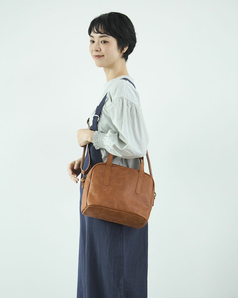 レザー表情豊かなアンティーク風ショルダー、毎日を彩るバッグ／キャメル