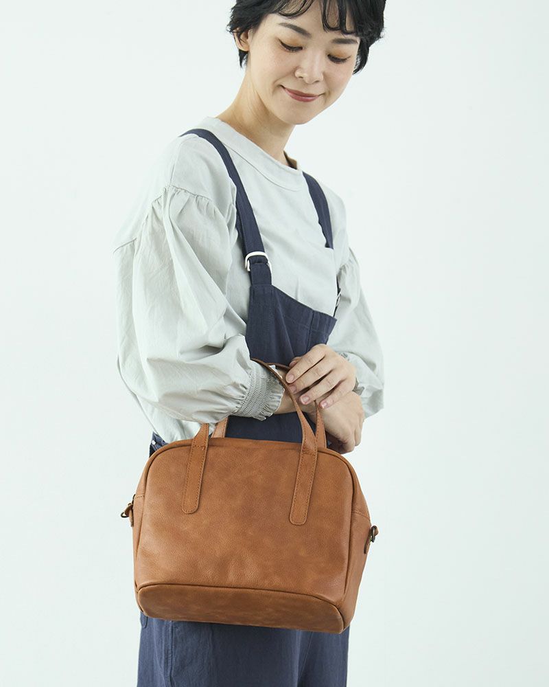 斜めがけ・肩掛け・手持ち3WAYで使える牛革の万能ショルダー／キャメル