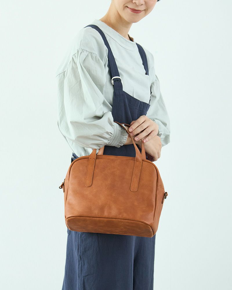 斜めがけ・肩掛け・手持ち3WAYで使える牛革の万能ショルダー／キャメル