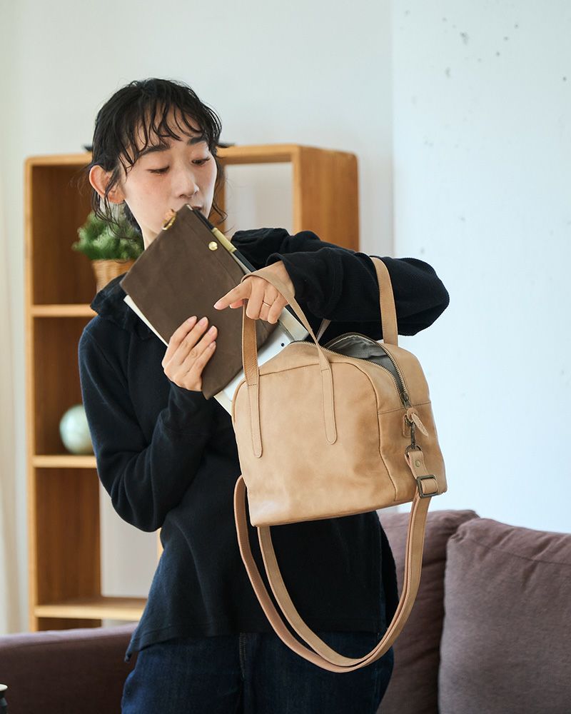 通勤も休日も、この牛革3WAYバッグひとつで快適に／ グレージュ
