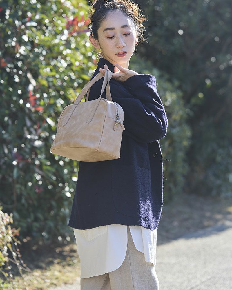 真鍮パーツが映える、大人レトロな牛革ショルダーバッグ／グレージュ