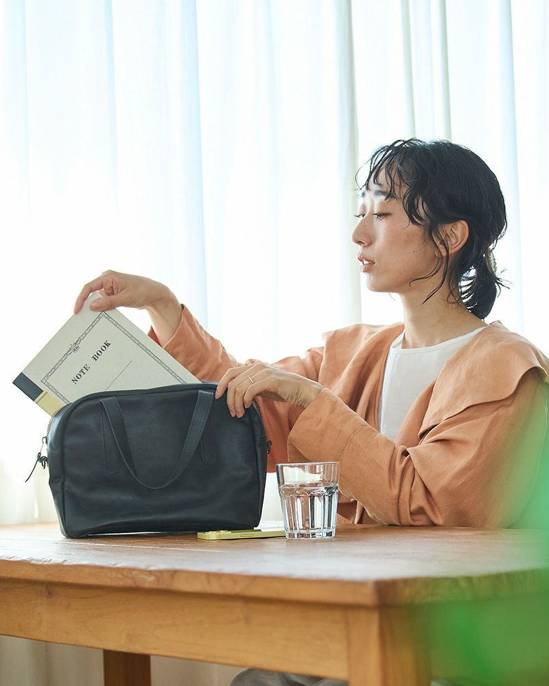 小さいのに収納力あり、牛革仕立ての3WAYバッグ／グリーンブルー