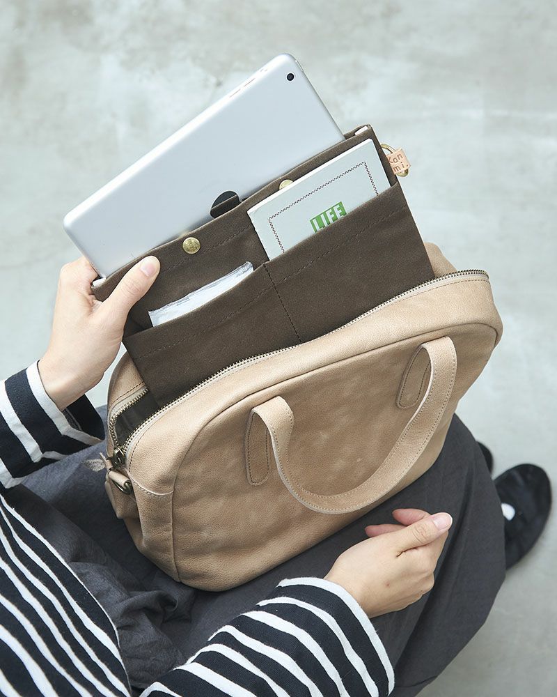 B5サイズ収納可で、通勤にも使えるfuwari ボストンショルダーバッグ グレージュ