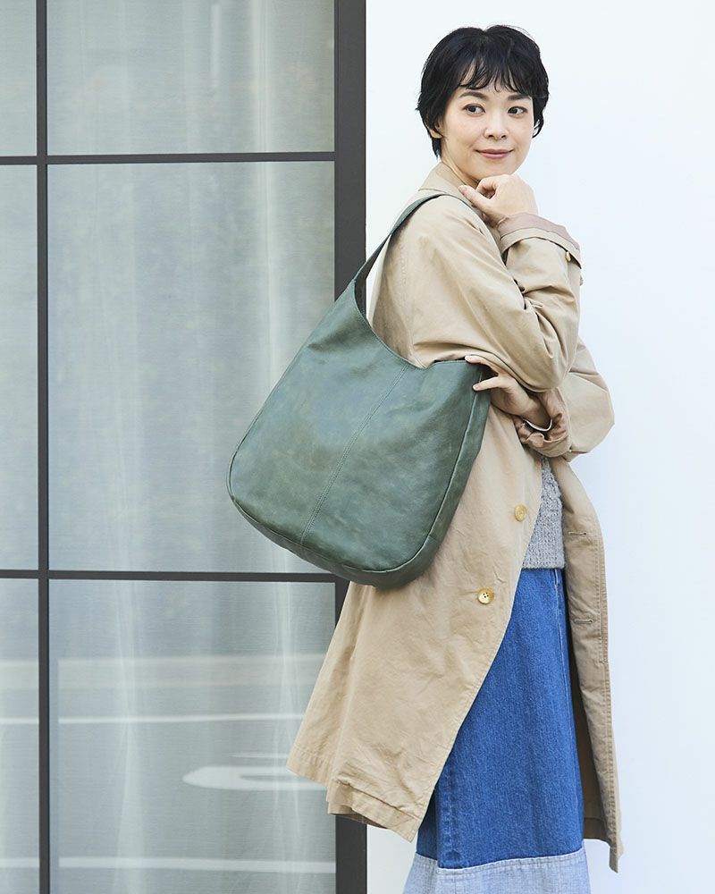 しずく型のやわらかなフォルムと軽さが魅力。A4も入る収納力で毎日の相棒に。