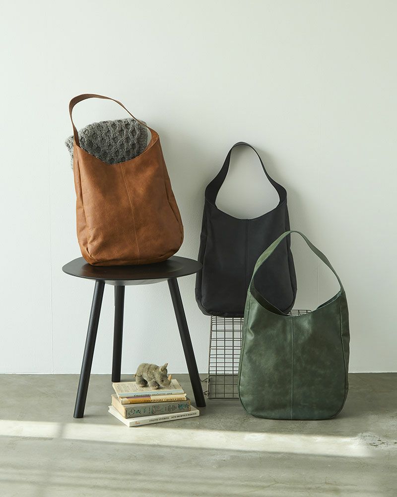 革の濃淡が味わい深いアンティーク風仕上げ。使うほど自分だけの風合いに育ちます。