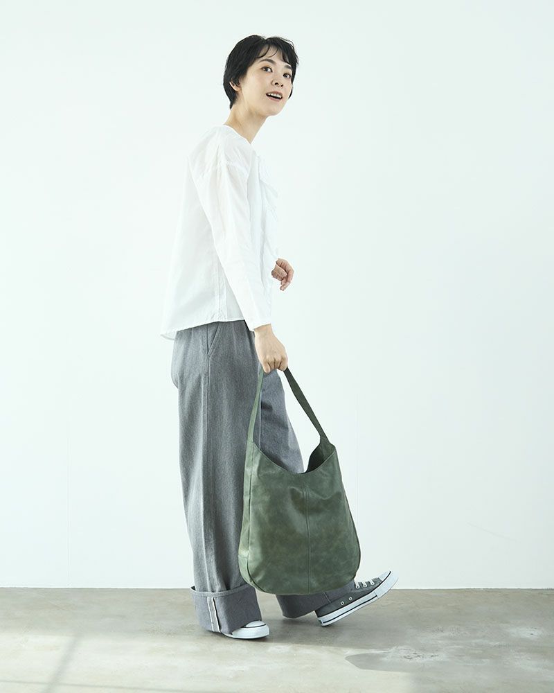 ふわりと軽く、持つ人に寄り添うワンショルダー。長く愛用できる本革仕様です。