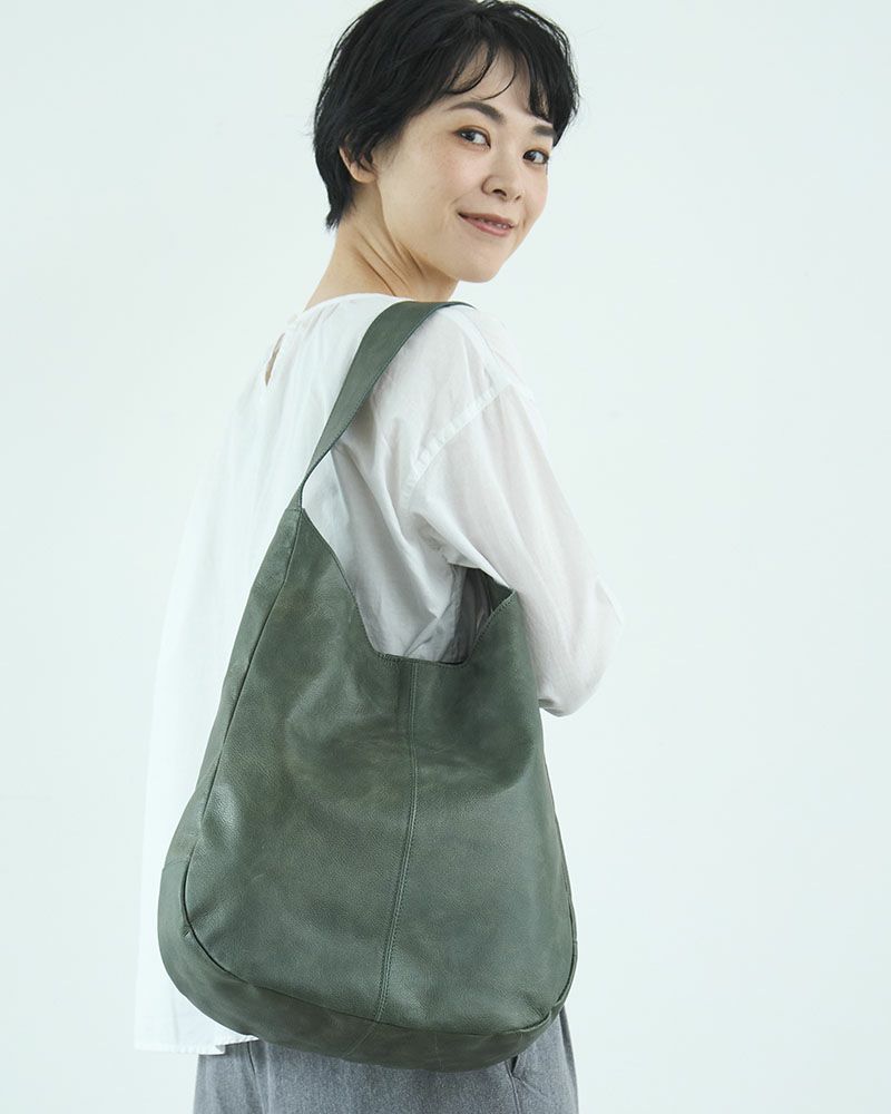 荷物を入れても形が崩れにくく、きれいなシルエットを保てるのが嬉しいポイント。