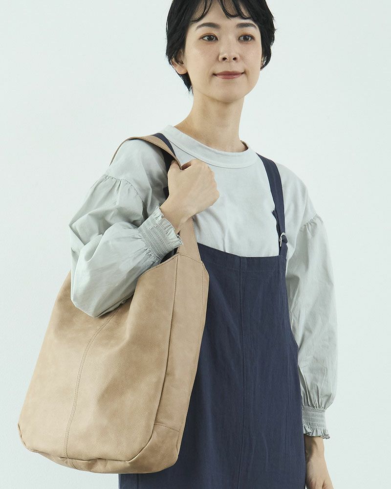 レザーの質感を生かしたシンプルなデザイン。毎日持ちたくなる上品な仕上がり。