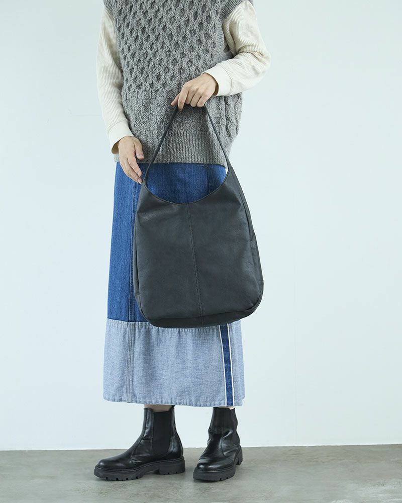 シンプルさと実用性を兼ね備えた、大人にふさわしいワンショルダー。