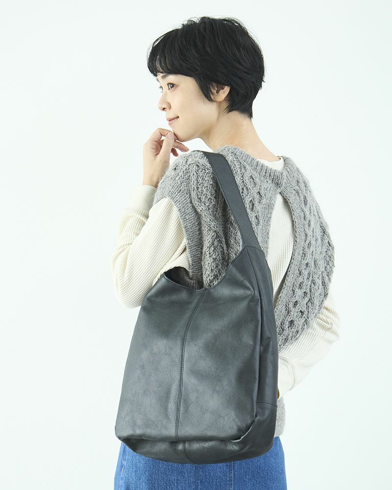 革の濃淡が一点一点異なり、自分だけの表情を育てられるのも魅力です。