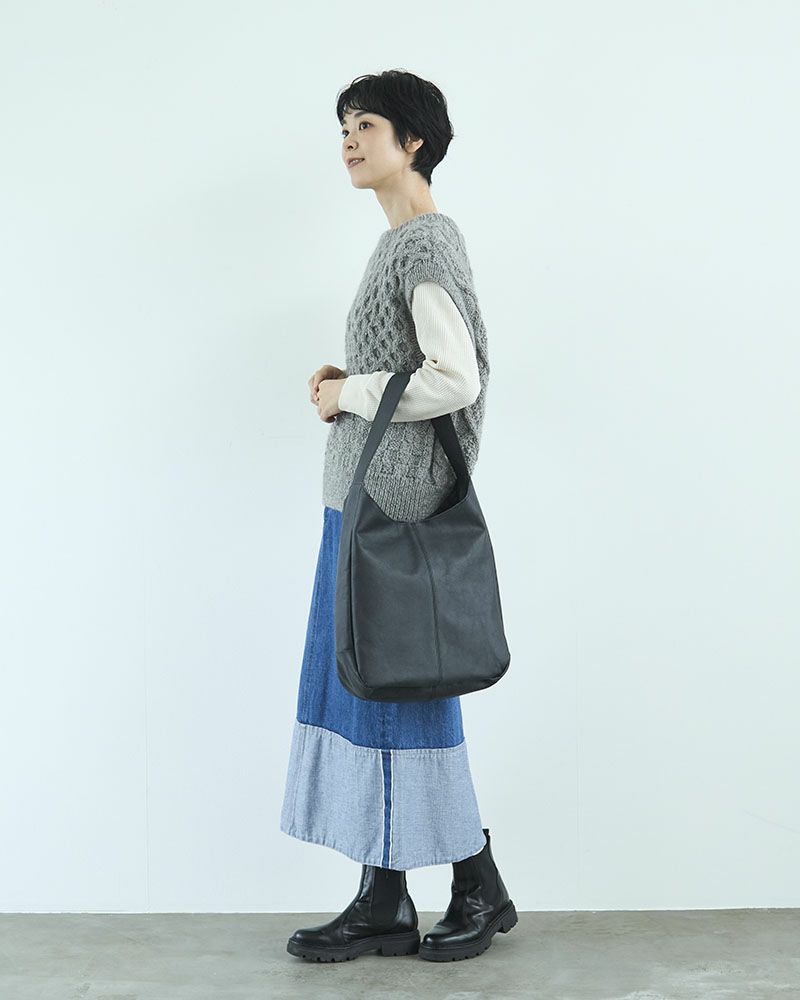 シックで万能なブラック。どんな装いにも映え、大人の洗練を引き立てるカラー。