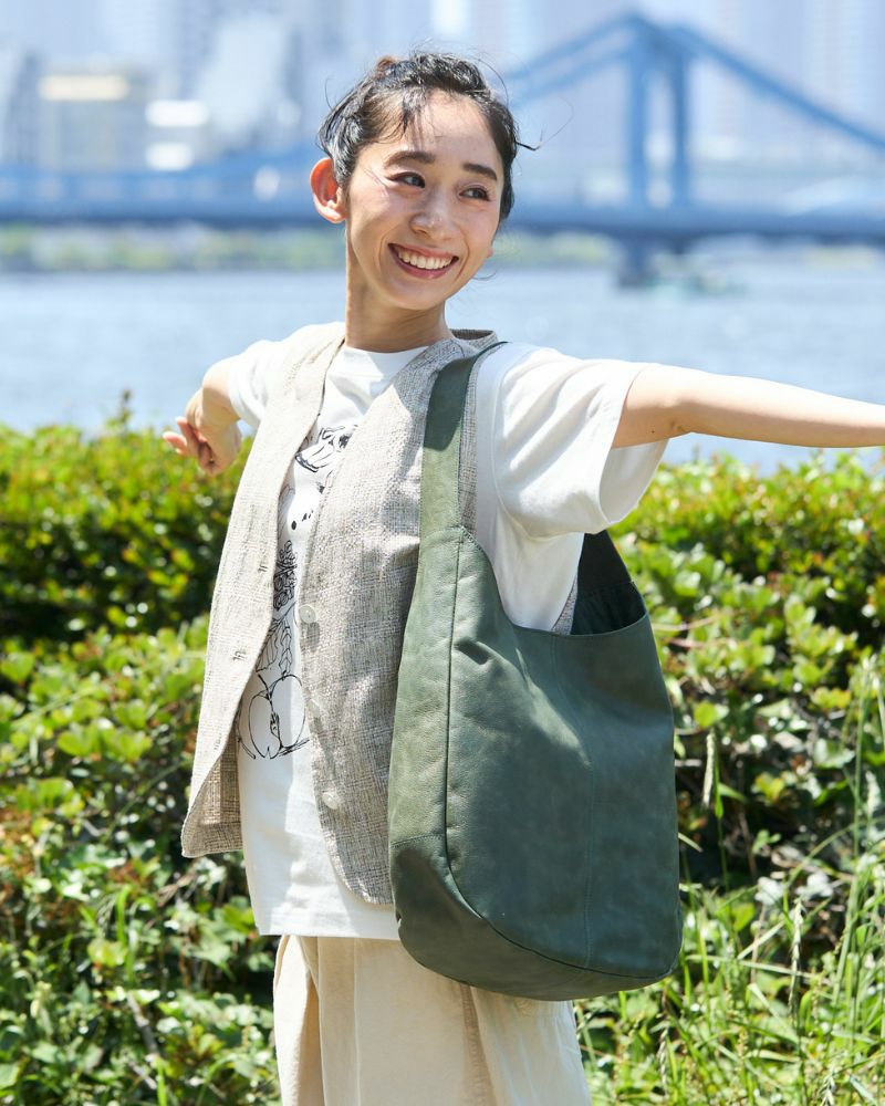 爽やかな青緑が印象的。自然を思わせる清涼感ある色合いがコーデのアクセントに。