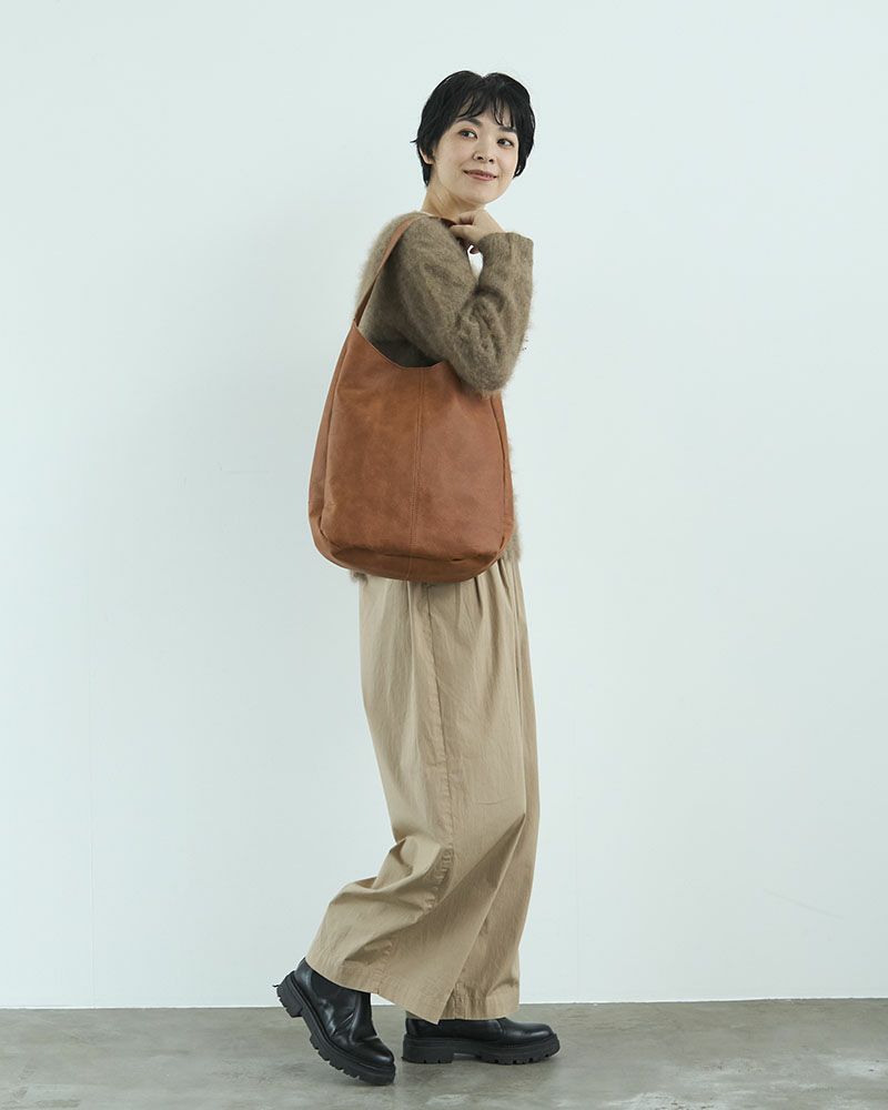 季節を問わず使いやすいキャメル。温かみある色合いがコーデをやさしくまとめます。