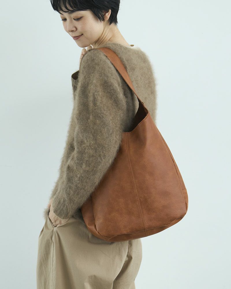 レザーの質感を生かしたシンプルなデザイン。毎日持ちたくなる上品な仕上がり。