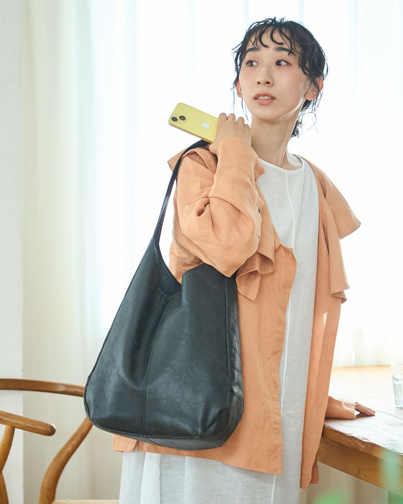 革の濃淡が際立つ奥行きある黒。カジュアルにもフォーマルにも対応できます。