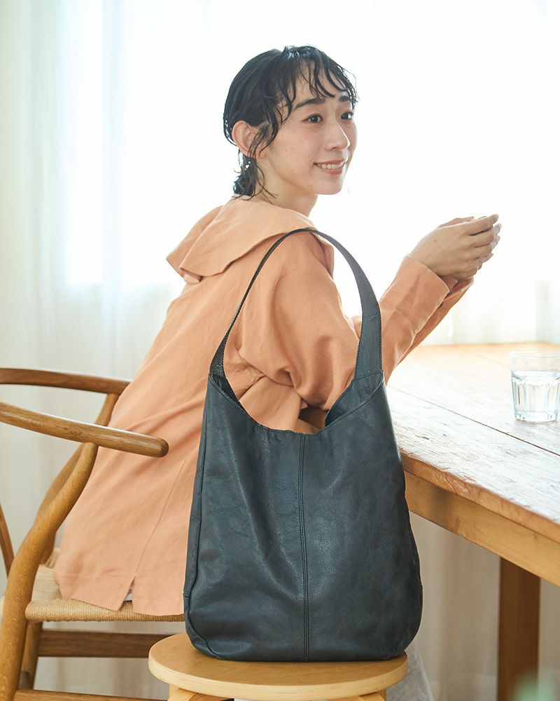 休日のおでかけにも、仕事にも対応する万能なレザーワンショルダー。