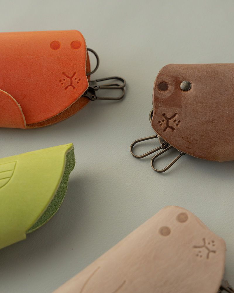 アニマル キーケース：裏表で表情が異なります。