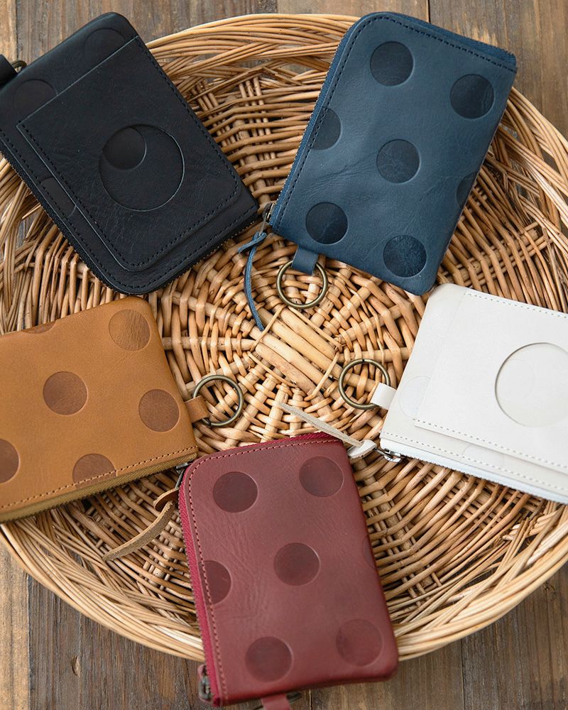 本革ならではの上質さと、毎日使える機能性。カード収納が豊富なL型カードケースは、通勤・通学のパスケースとしても大活躍。大人に似合う“さりげない可愛さ”をプラス