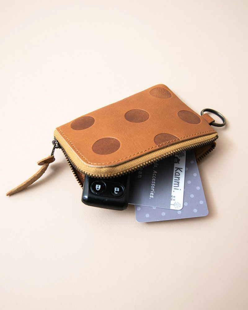 キャッシュレス派におすすめの本革カードケース。ICカード、クレカ、鍵をまとめて収納でき、L字ファスナーでラクに開閉。軽量なのに収納力があり、通勤バッグにすっと馴染みます